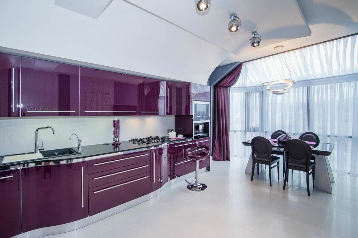 bella facciata della cucina in viola