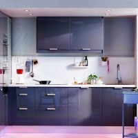 interno cucina leggera in tinta viola foto