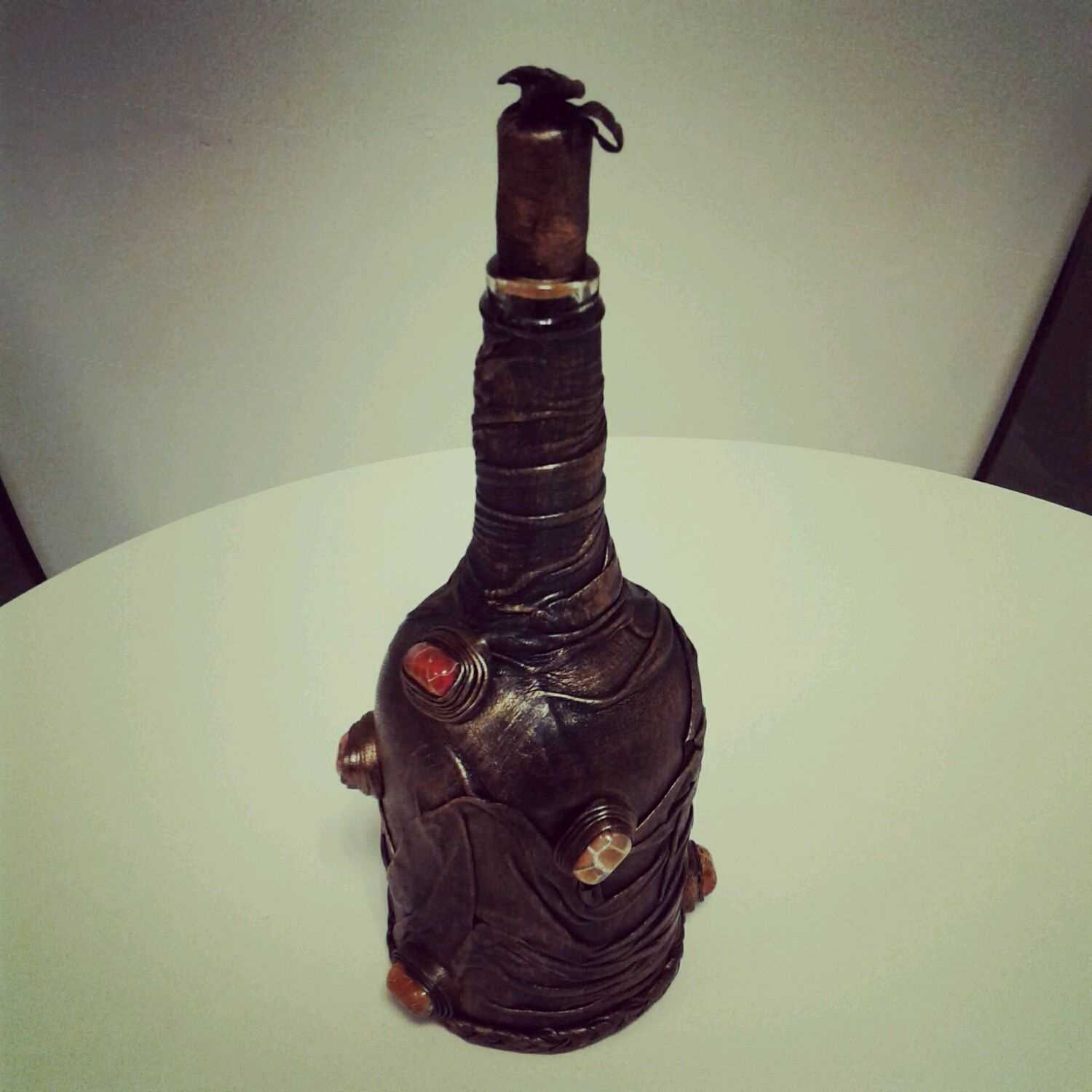 the idea of ​​a beautiful decoration of glass bottles of leather with your own hands
