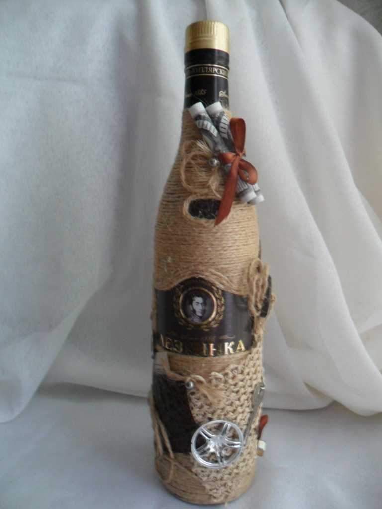the idea of ​​an unusual design of bottles with twine