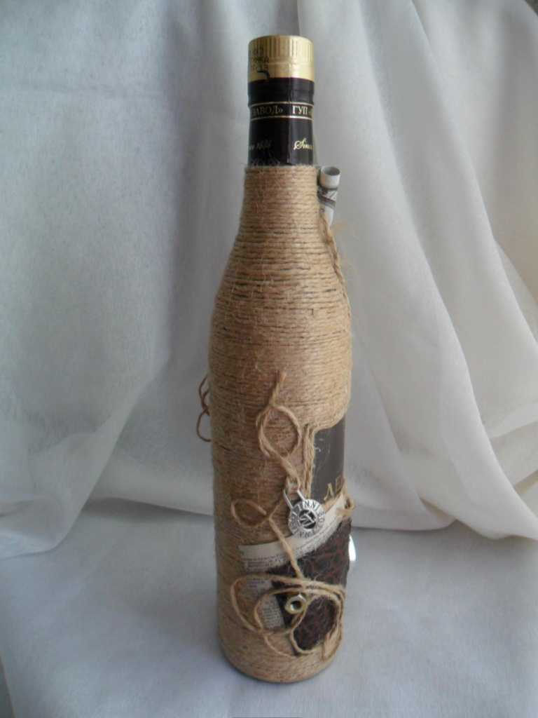 the idea of ​​chic decoration of champagne bottles with twine