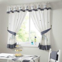 do-it-yourself version of the original decor of curtains picture