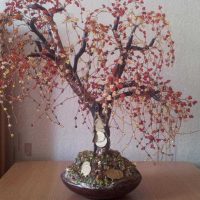 do-it-yourself version of the original room decoration with a tree picture