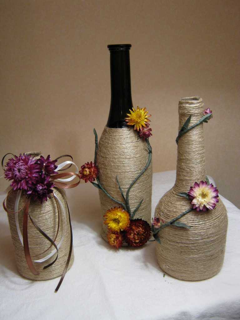 the idea of ​​brightly decorating glass bottles with twine