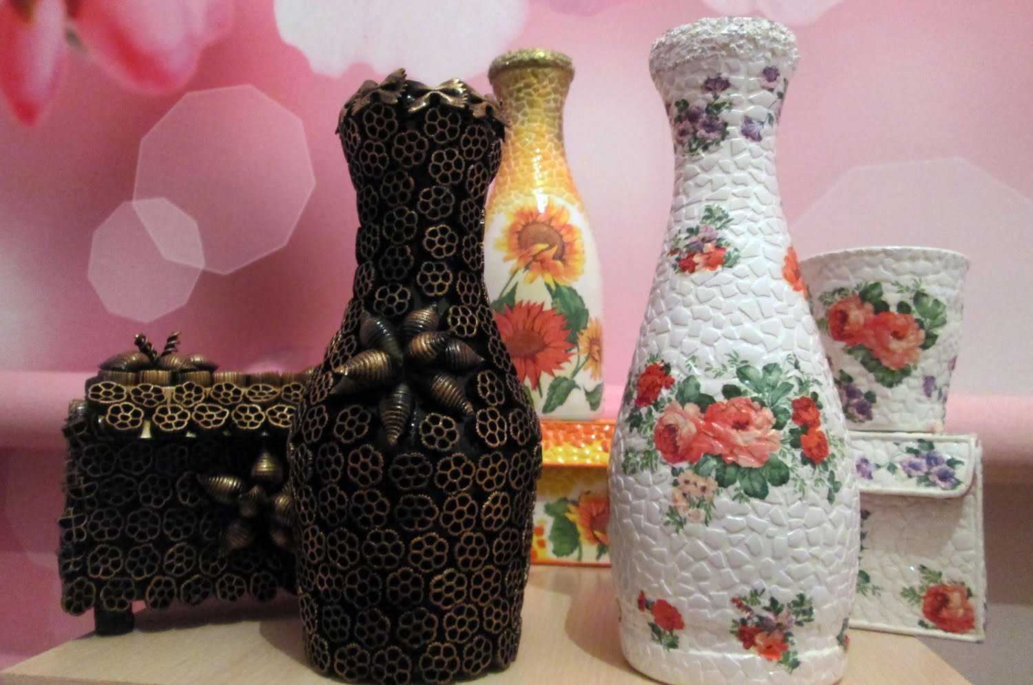 the idea of ​​unusual bottle decoration with twine