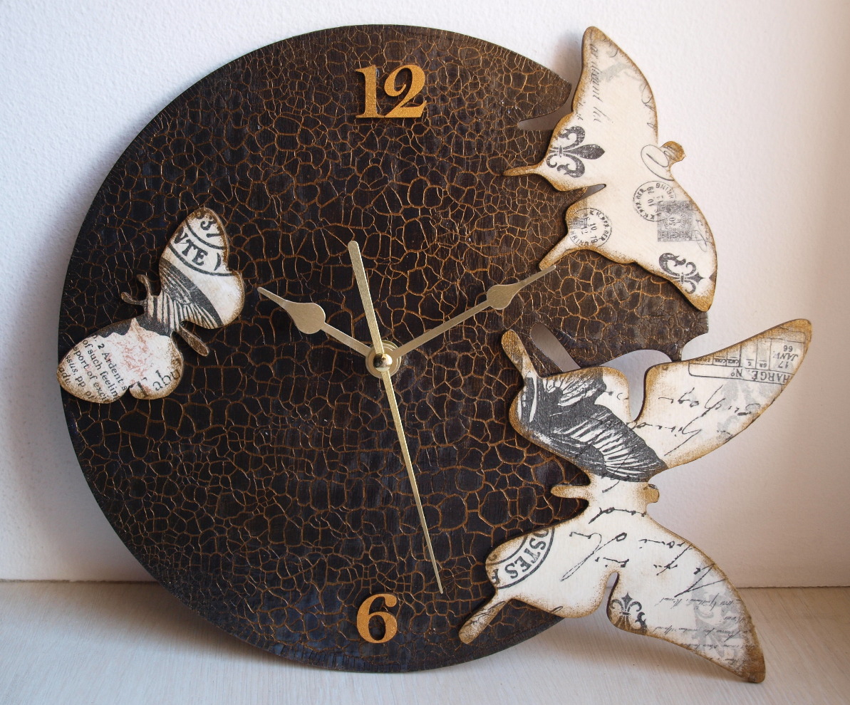the idea of ​​an unusual decoration of a wall clock with your own hands