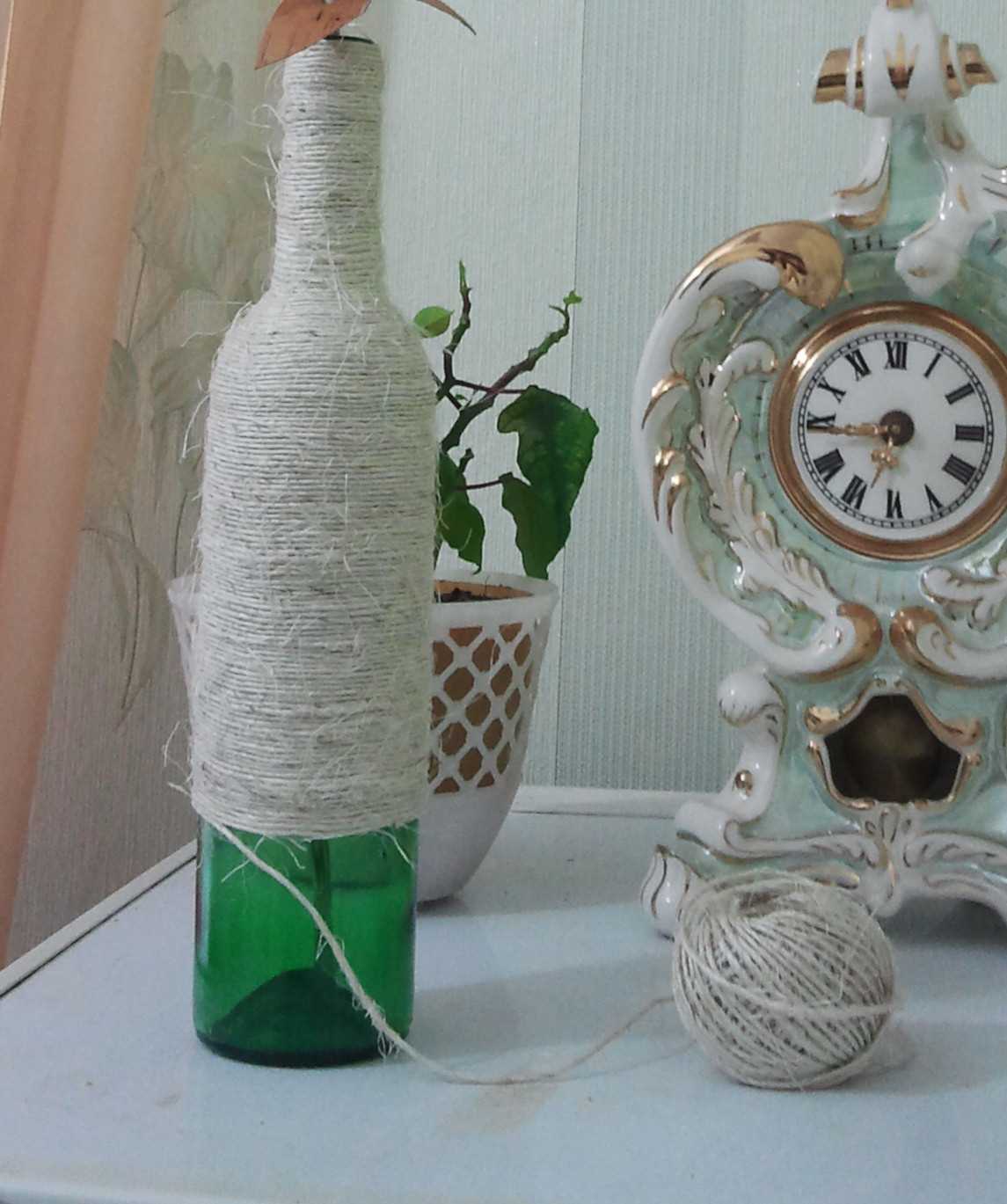 the idea of ​​bright decoration of glass bottles with twine