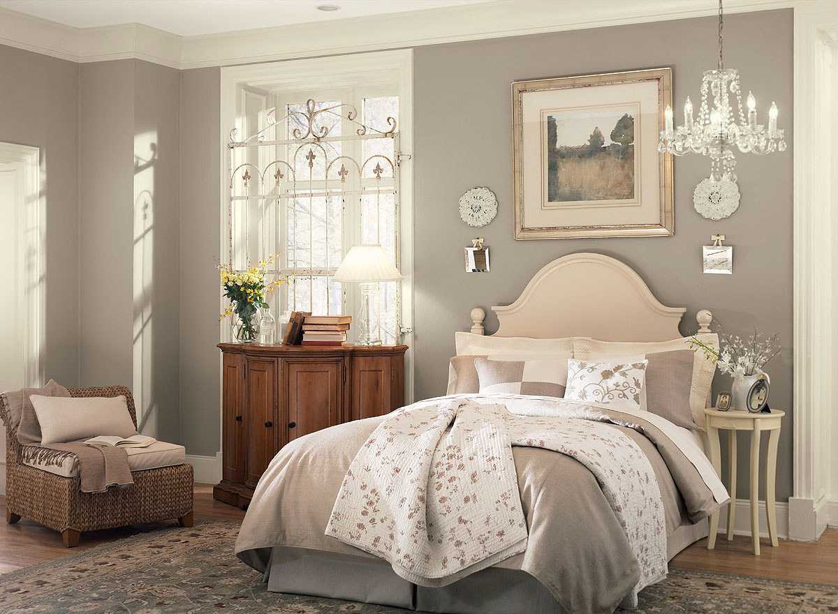 combinazione di tonalità chiare nello stile della camera da letto