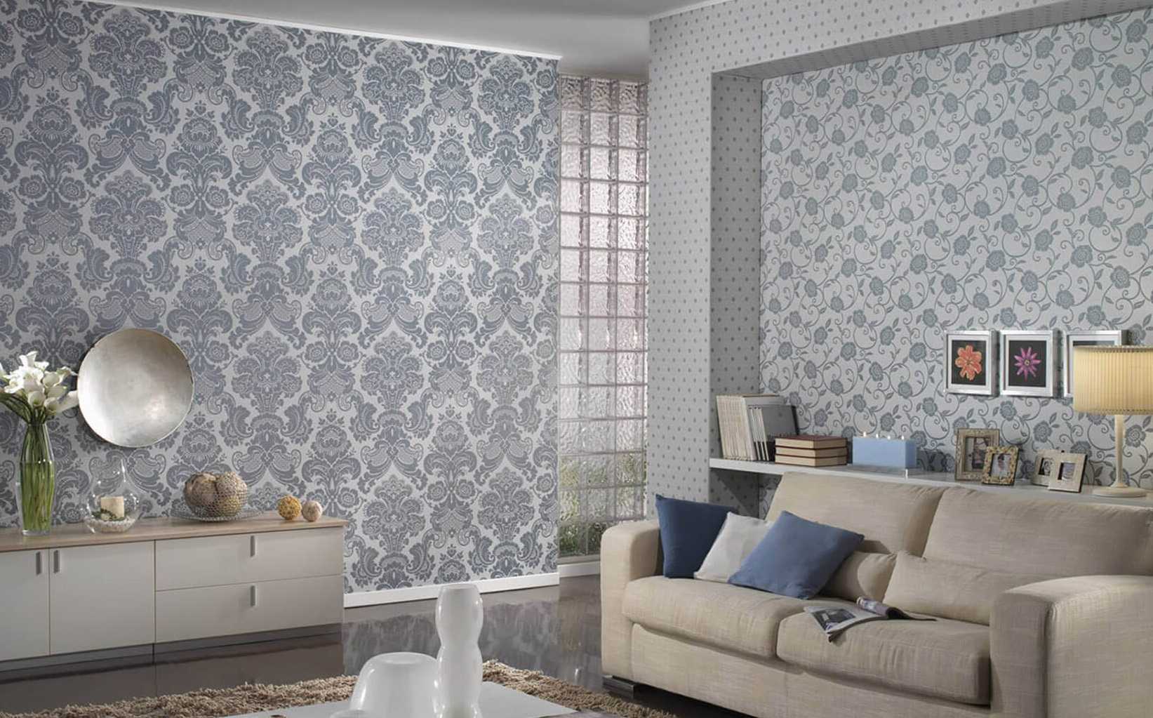 combination of original wallpaper in the decor of the living room