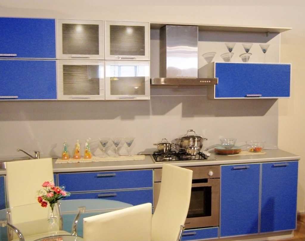 combining bright colors in the decor of the kitchen