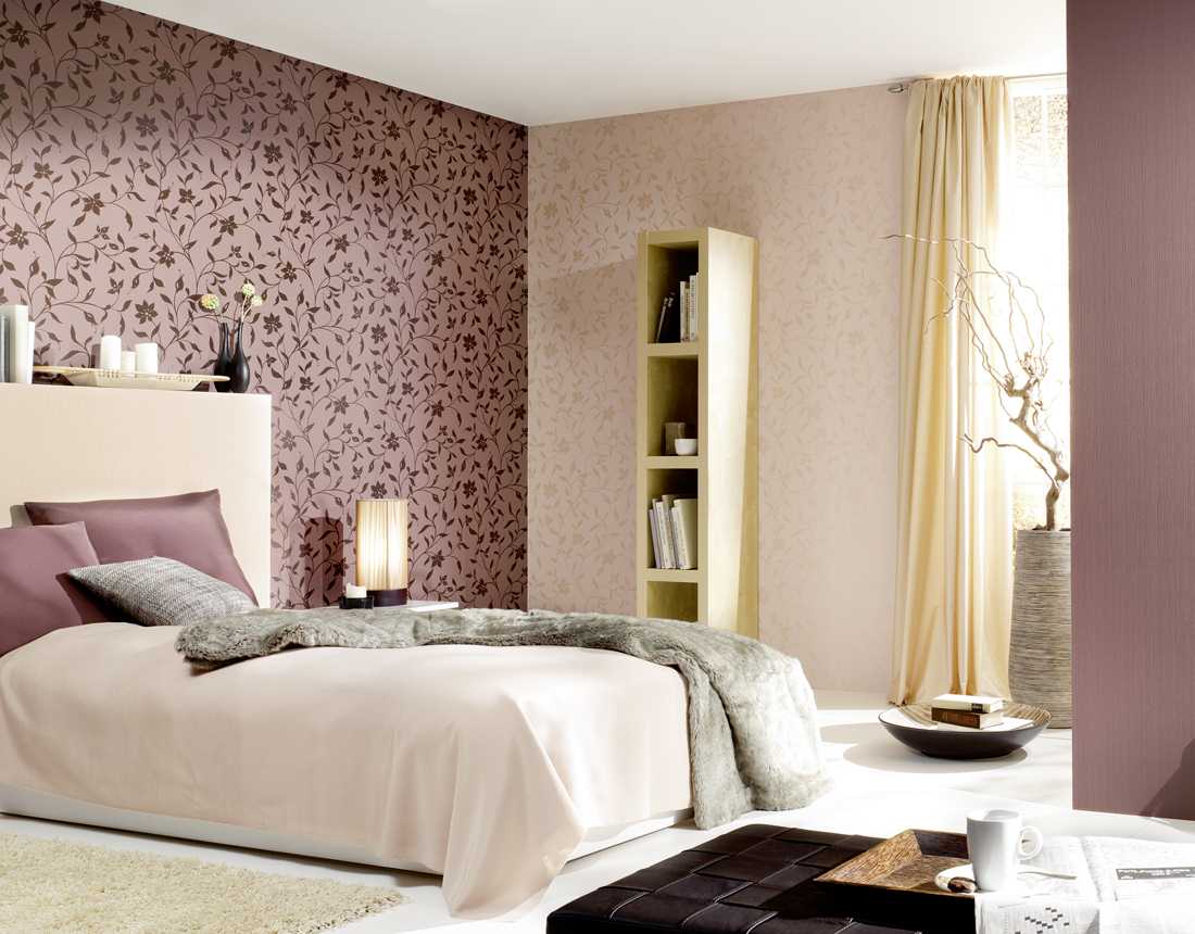 una combinazione di colori vivaci nello stile della camera da letto