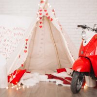 unusual decoration of the apartment with improvised materials for Valentine's Day picture