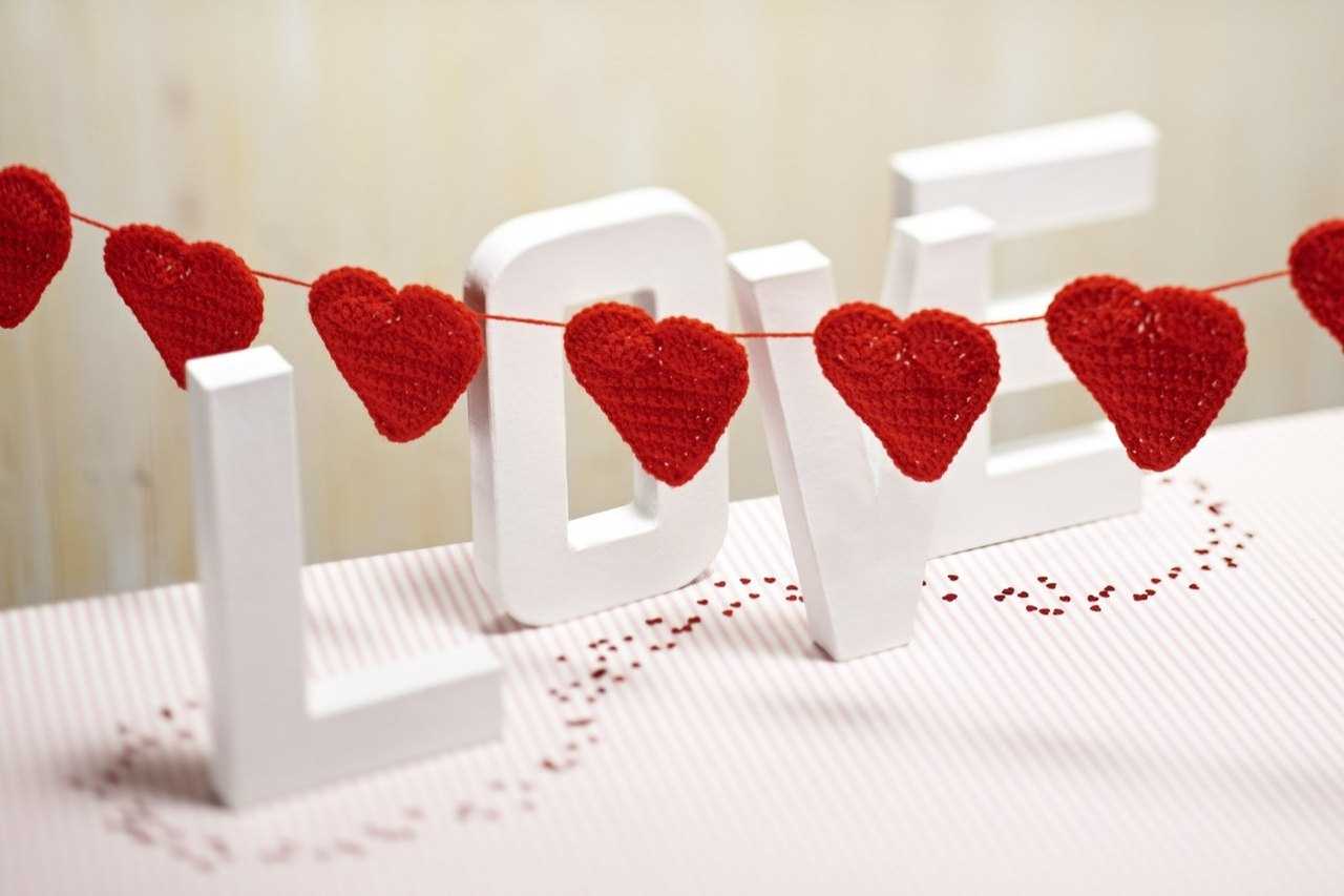 do-it-yourself bright decoration of the apartment for Valentine's Day