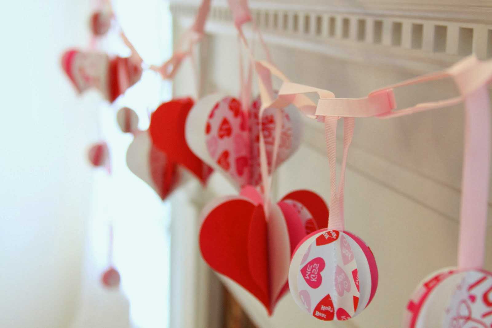 Beautiful room decoration with improvised materials for Valentine's Day
