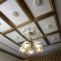 belle décoration de plafond avec une image très lumineuse