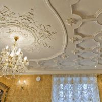 Foto modellata decorazione luminosa del soffitto