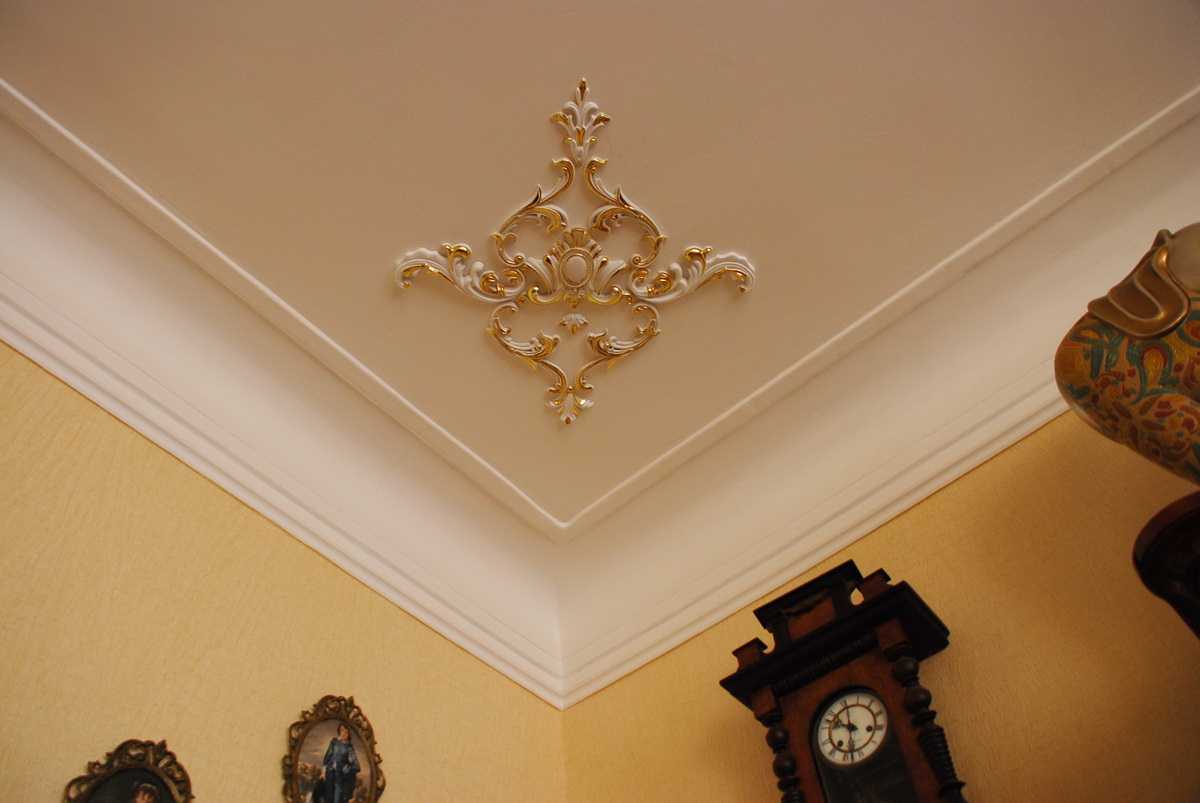 beautiful decoration of the ceiling with accessories