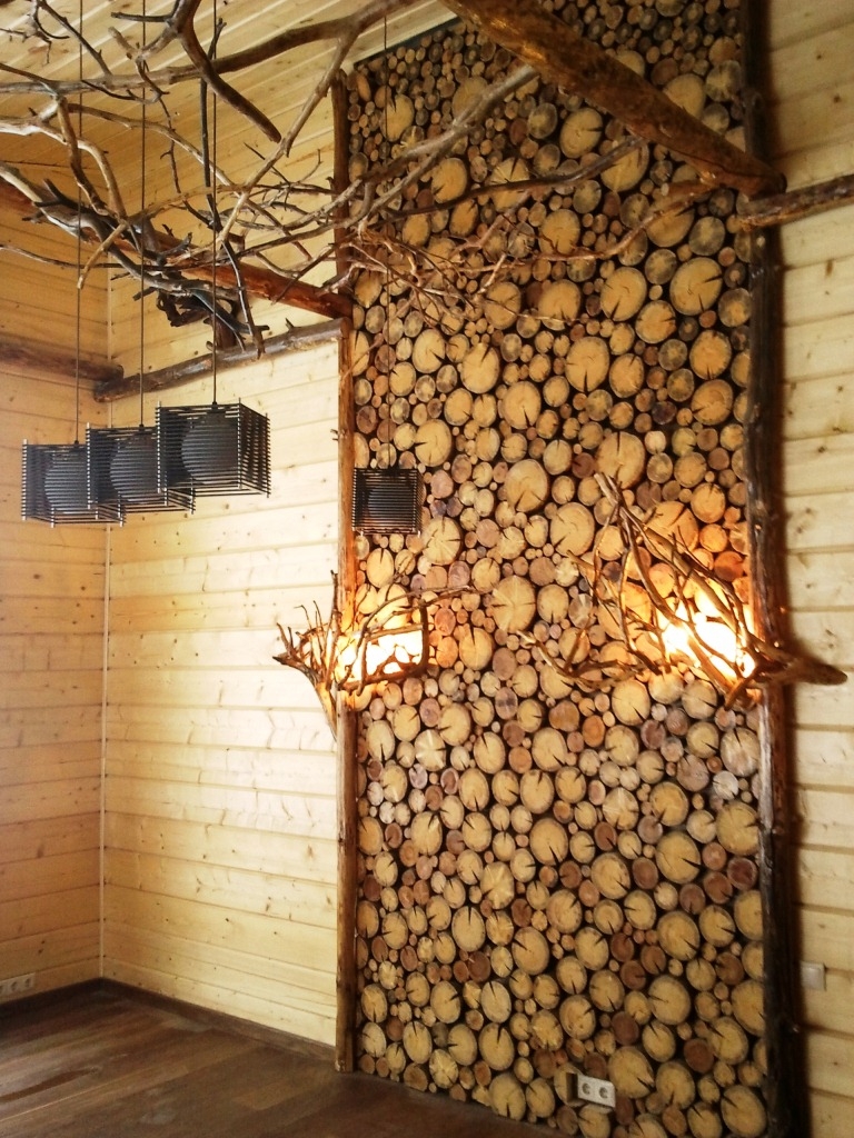 bel appartement décoré de bois coupé