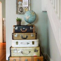 luminoso soggiorno design con vecchie foto di valigie