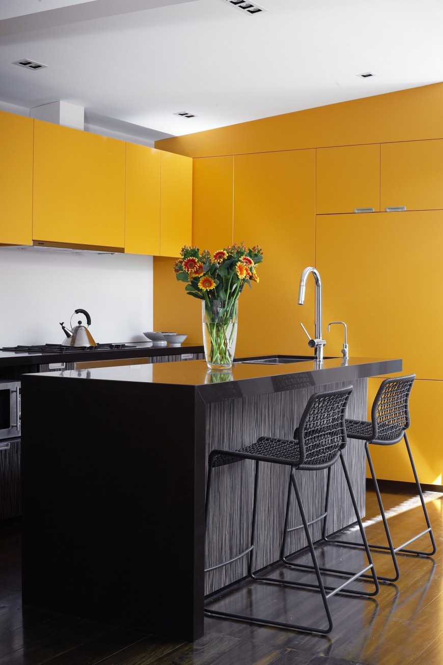 design inhabituel de la maison en couleur moutarde