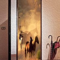 décoration de porte originale avec des matériaux improvisés photo
