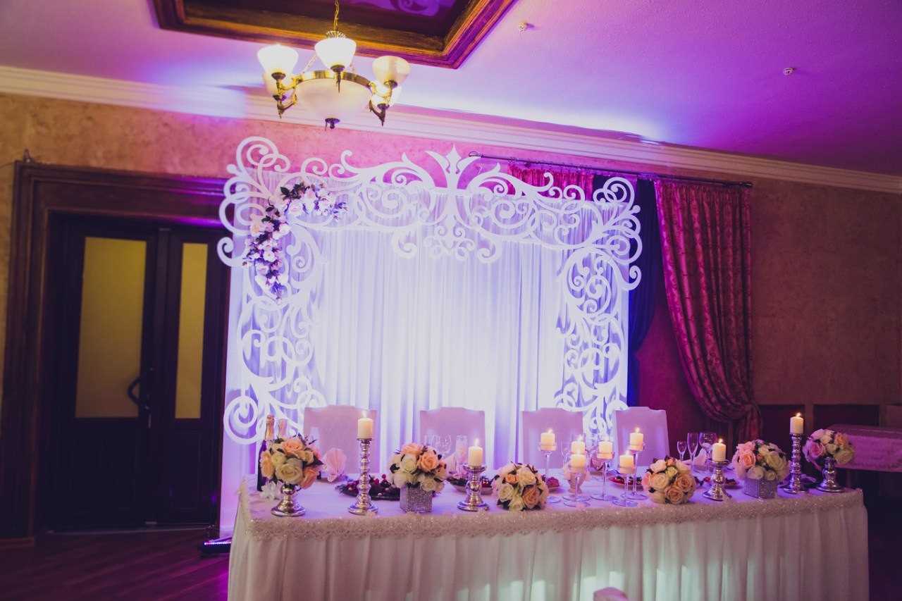 beautiful decoration of the wedding hall with flowers