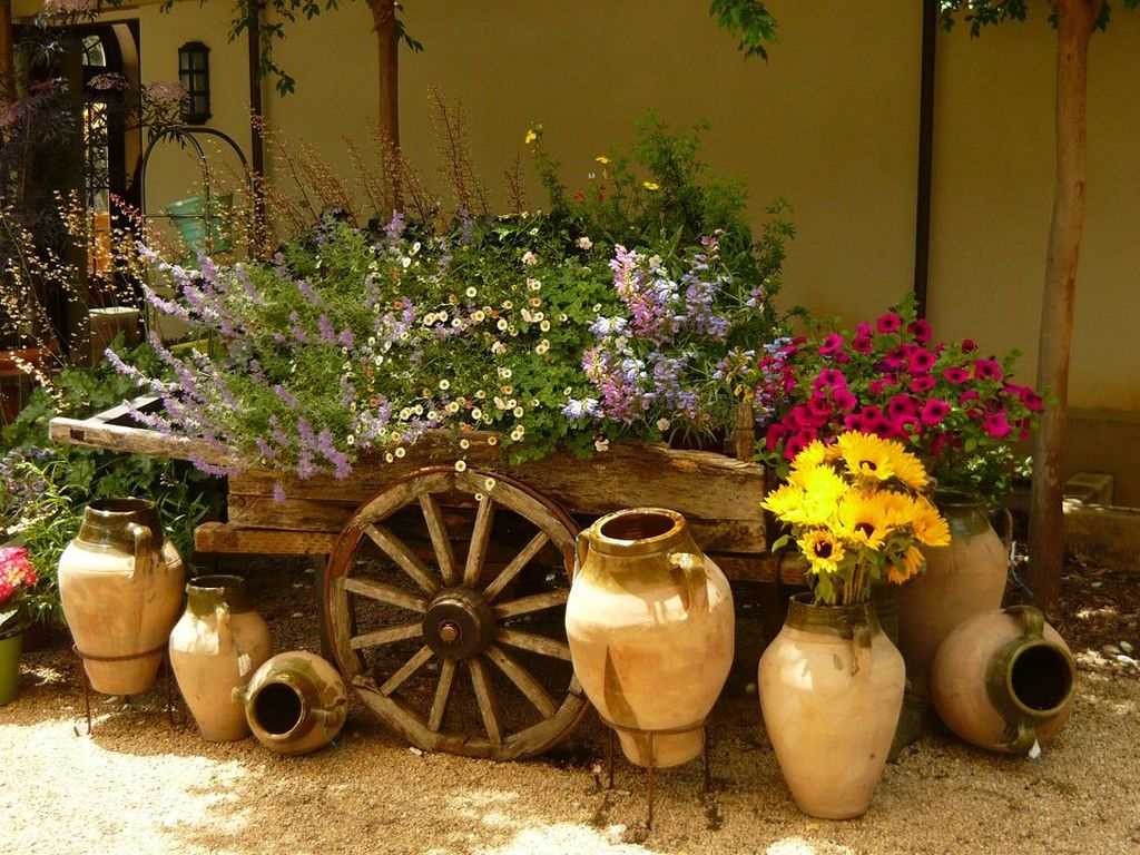 beautiful decoration of the dacha plot with flowers