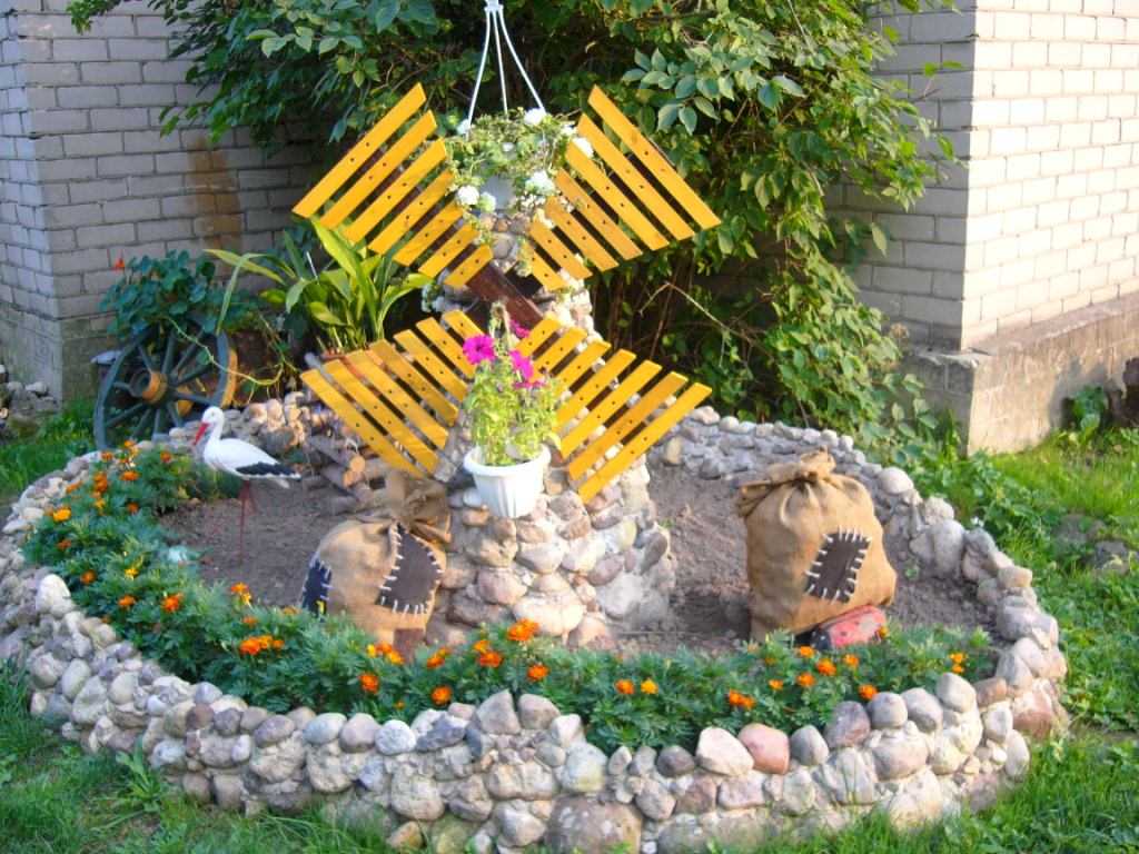 beautiful decoration of the garden with improvised materials