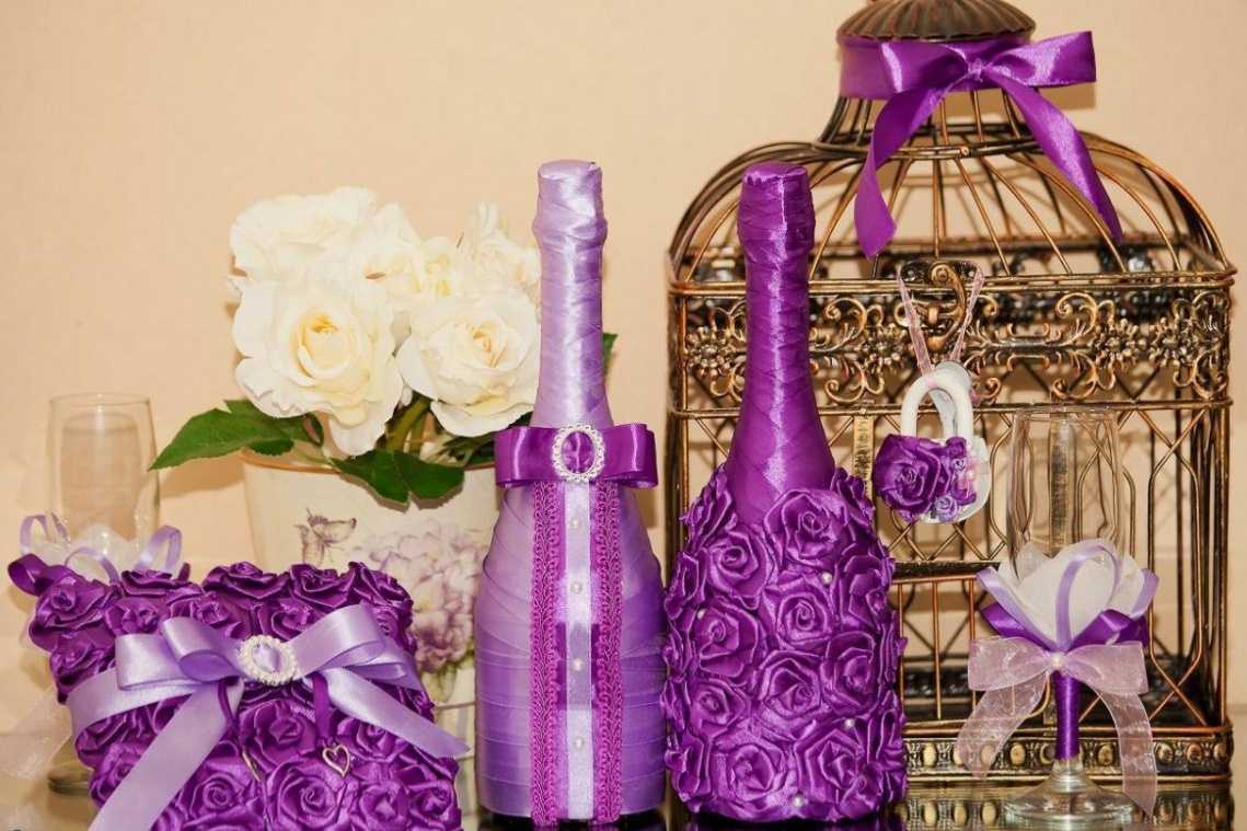 design inhabituel de bouteilles de champagne avec des rubans décoratifs