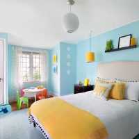 interno luminoso del soggiorno in foto a colori senape