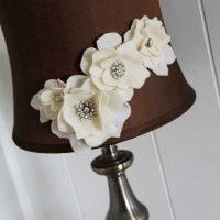 unusual decoration of the lampshade with improvised materials picture