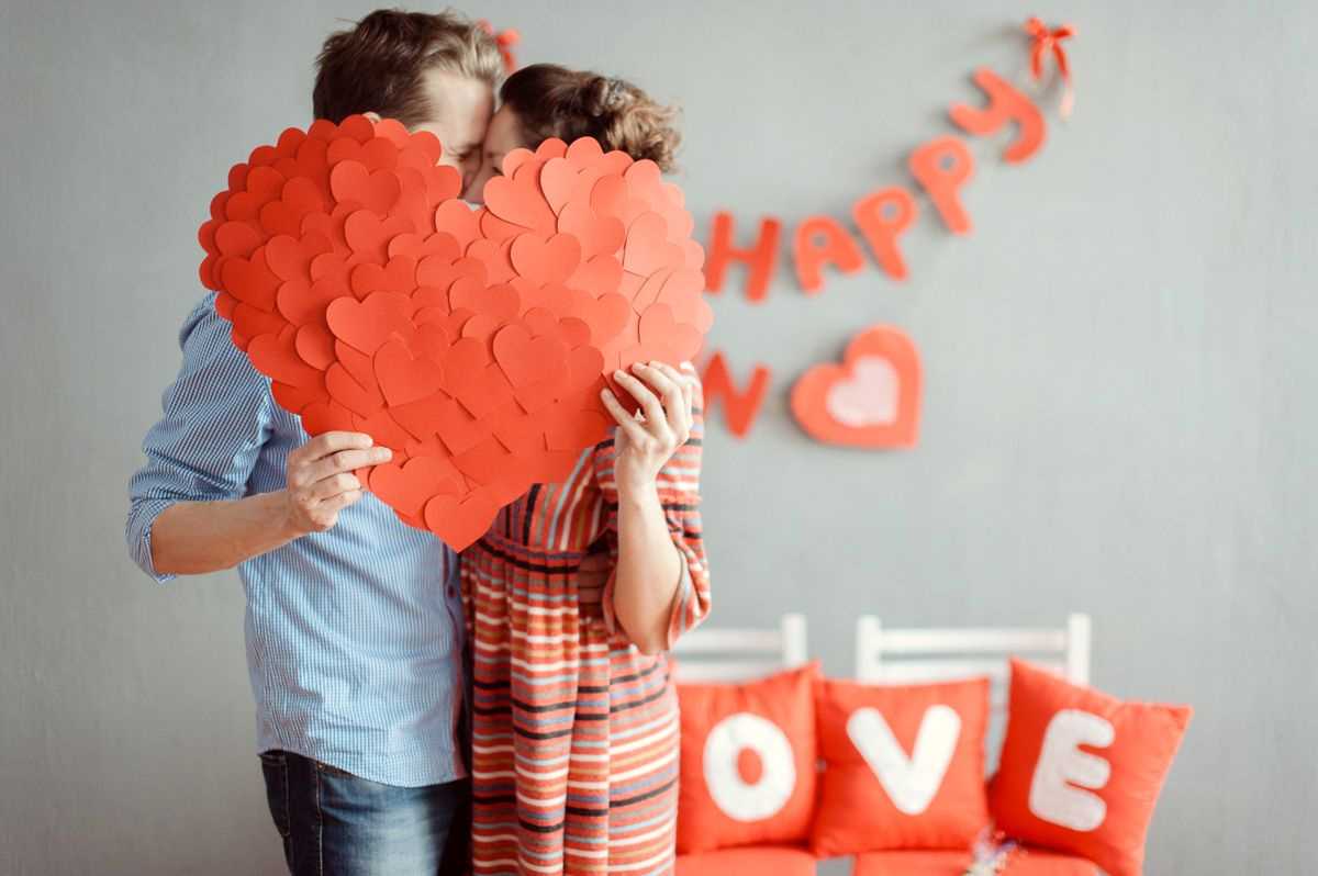 Bright room decoration with improvised materials for Valentine's Day