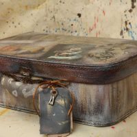 arredamento insolito del soggiorno con foto di vecchie valigie