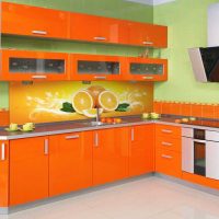 una combinazione di arancione scuro nell'arredamento dell'appartamento con altri colori dell'immagine