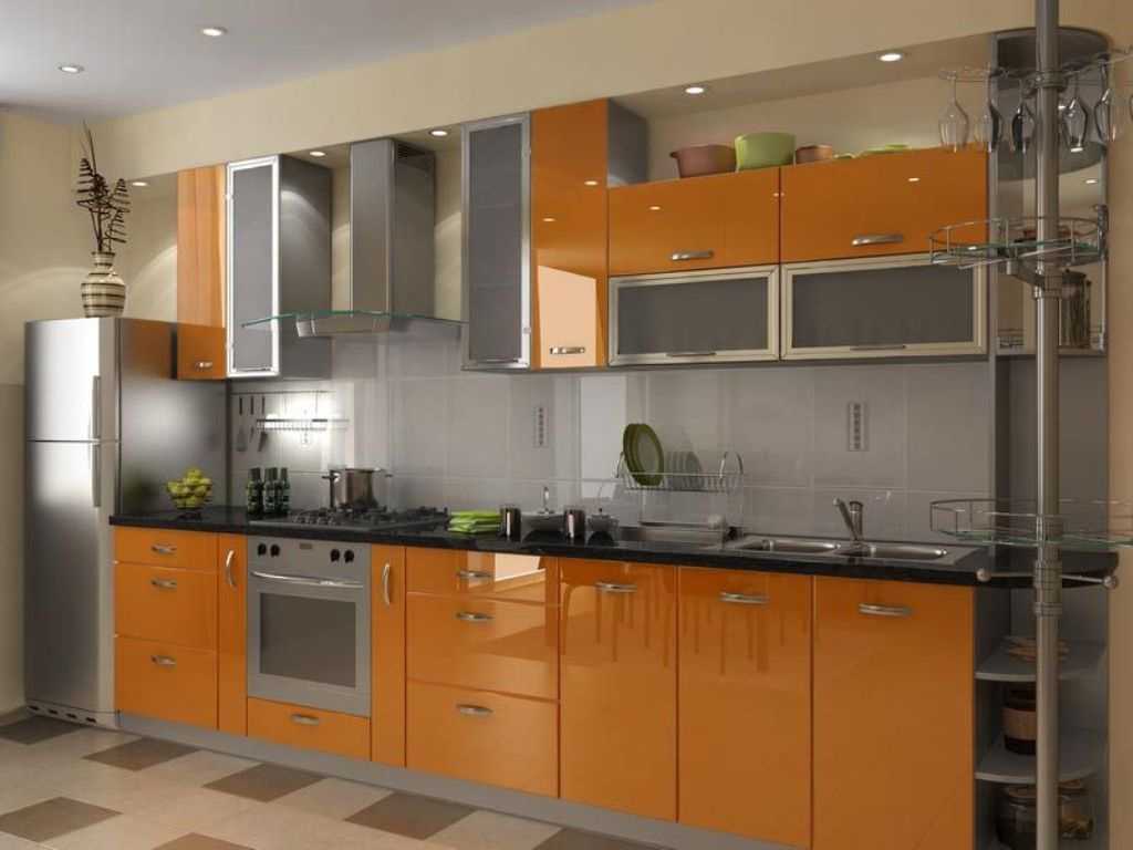 una combinazione di arancio brillante nell'arredamento della cucina con altri colori