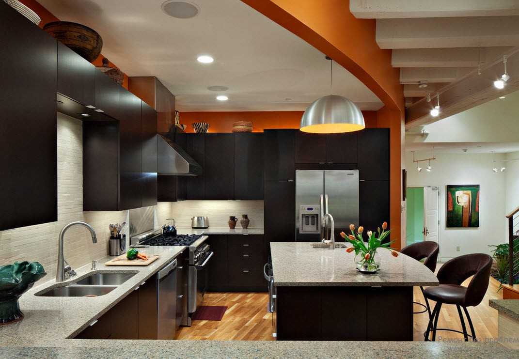 combinazione di arancione chiaro nel design dell'appartamento con altri colori