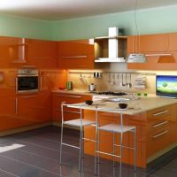 una combinazione di arancione chiaro all'interno della cucina con altri colori dell'immagine