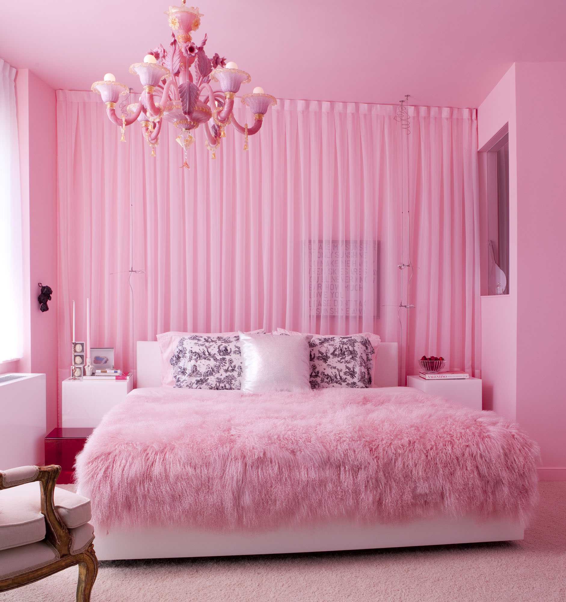 a combination of bright pink in the decor of the apartment with other colors