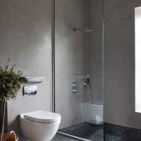 una combinazione di grigio chiaro nel design di una foto di casa