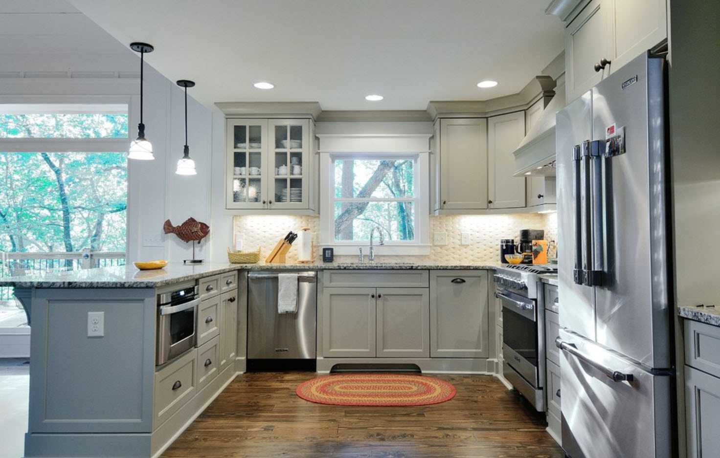 una combinazione di grigio chiaro nello stile della casa con altri colori