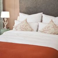 combinazione di colori vivaci nel design della foto della camera da letto