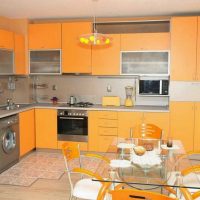 una combinazione di arancio brillante nello stile del soggiorno con altri colori