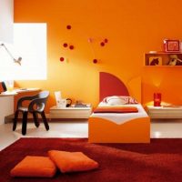 una combinazione di arancione scuro nell'arredamento del soggiorno con foto di altri colori