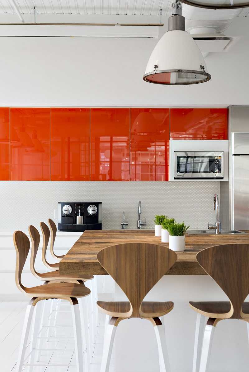 una combinazione di arancione scuro nel design della cucina con altri colori
