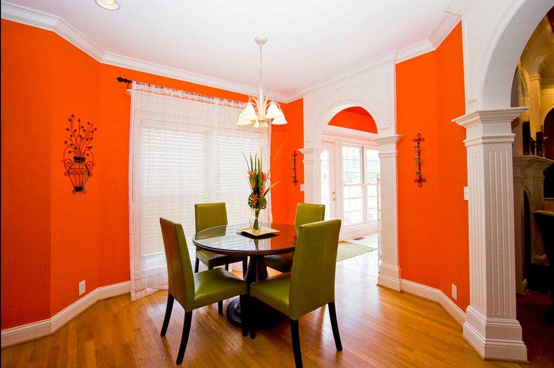 una combinazione di arancio brillante nell'interno della camera da letto con altri colori