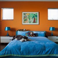 una combinazione di arancione chiaro nell'arredamento della camera da letto con altri colori della foto