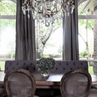 una combinazione di grigio brillante nello stile del soggiorno con altri colori
