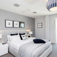 una combinazione di grigio scuro nella decorazione dell'appartamento con foto di altri colori
