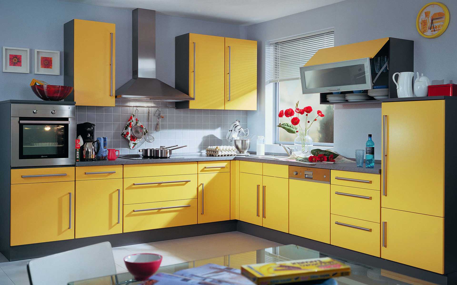 combination of bright colors in the design of the kitchen
