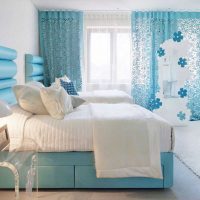 combinazione di colori vivaci nella foto degli interni della camera da letto